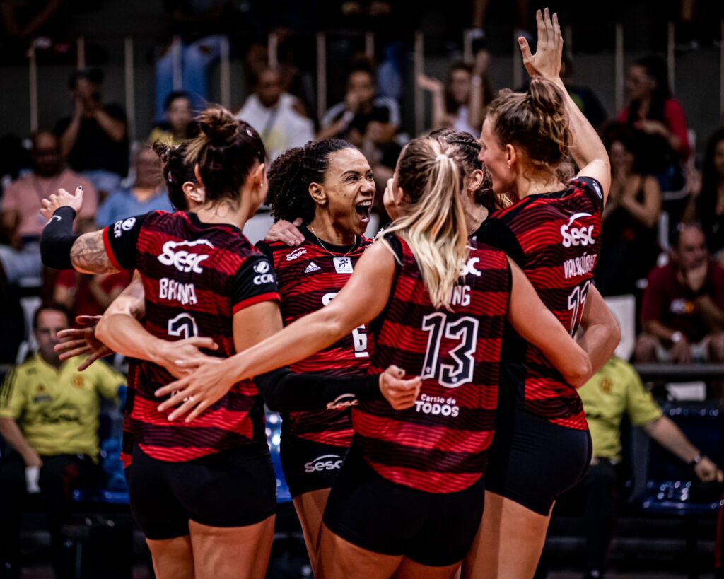 Time do Sesc Flamengo comemorando ponto; time venceu o Fluminense nas quartas de final e avançou à semifinal da Superliga