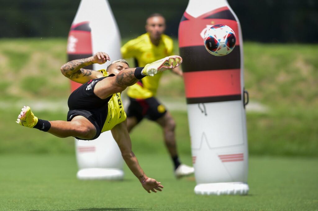 Arrascaeta marca golaço em treino e torcedores vão à loucura