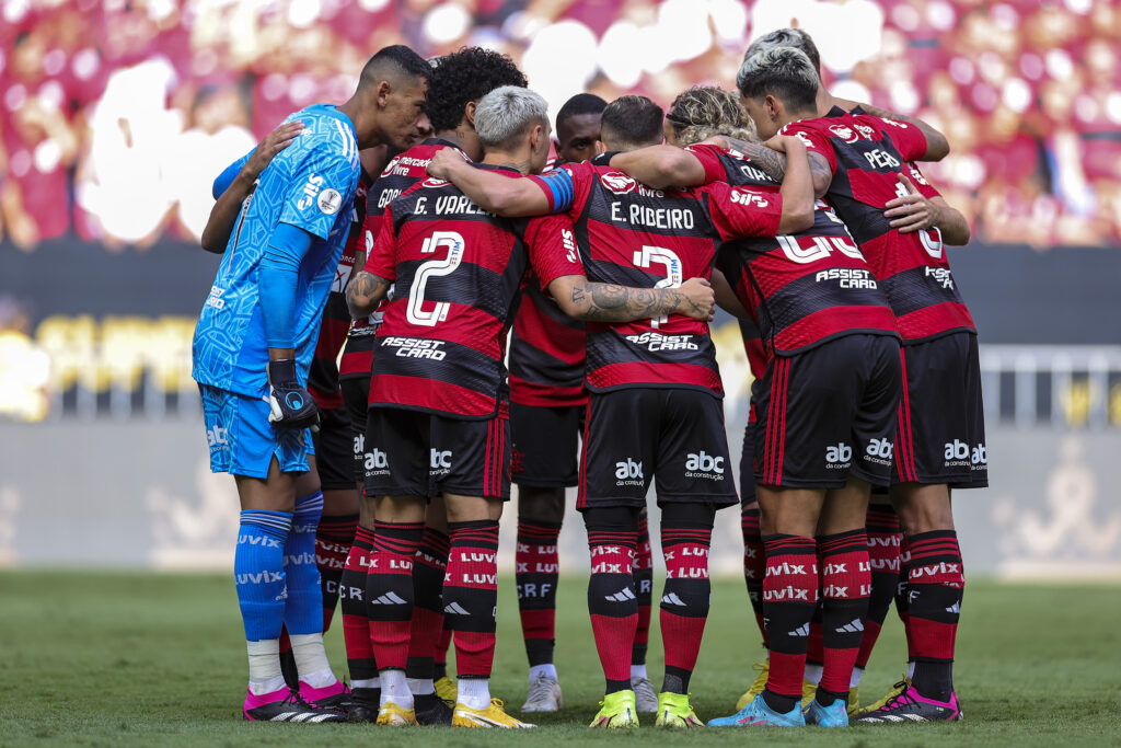 Jogadores do Flamengo antes da partida contra o Palmeiras pela Supercopa; ranking da Pluri Consultoria aponta elenco desvalorizado