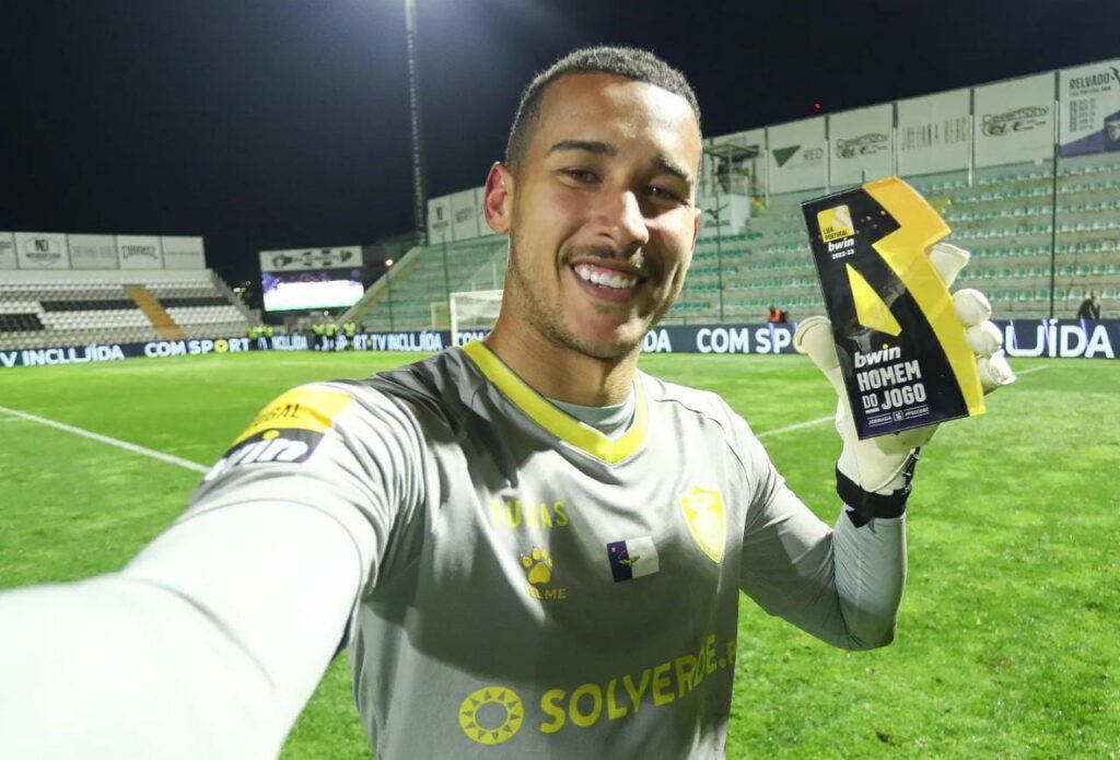 Cria do Flamengo, o goleiro Gabriel Batista fez tripla defesa atuando pelo Santa Clara