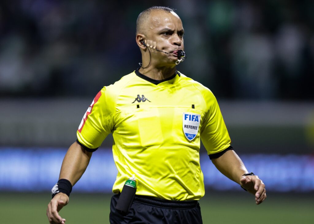 Wilton Pereira Sampaio em jogo do Flamengo; árbitro foi escalado para partida contra Corinthians na Copa do Brasil