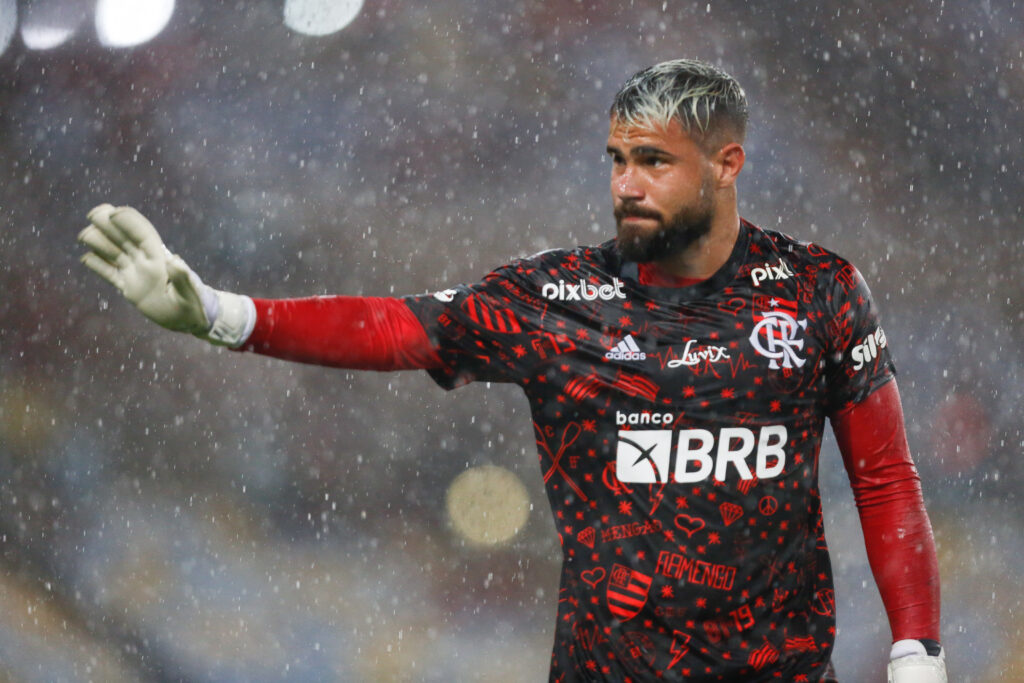 Matheus Cunha em jogo do Flamengo;