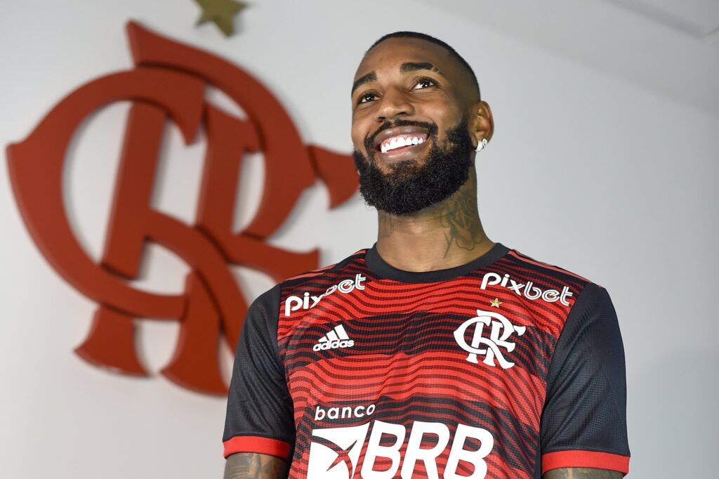 Gerson na apresentação no Flamengo. contratação gerou quantia milionária ao Fluminense