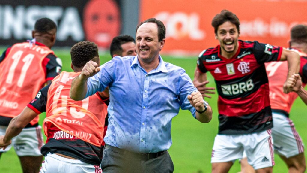 Rogério Ceni comemora vitória do Flameng sobre o Internacional, pela 37ª rodada do Campeonato Brasileiro 2020