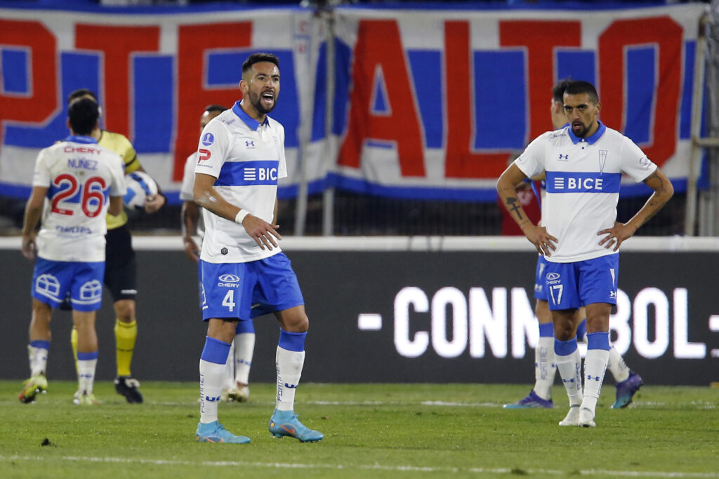 Mauricio Isla, ex-Flamengo, foi crucial em virada da Universidad Católica pelo Campeonato Chileno