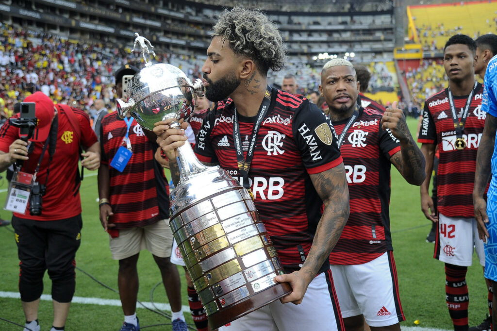 Gabigol beija taça da Libertadores; Flamengo estreia na competição nesta quarta contra o Aucas e as últimas notícias do Flamengo