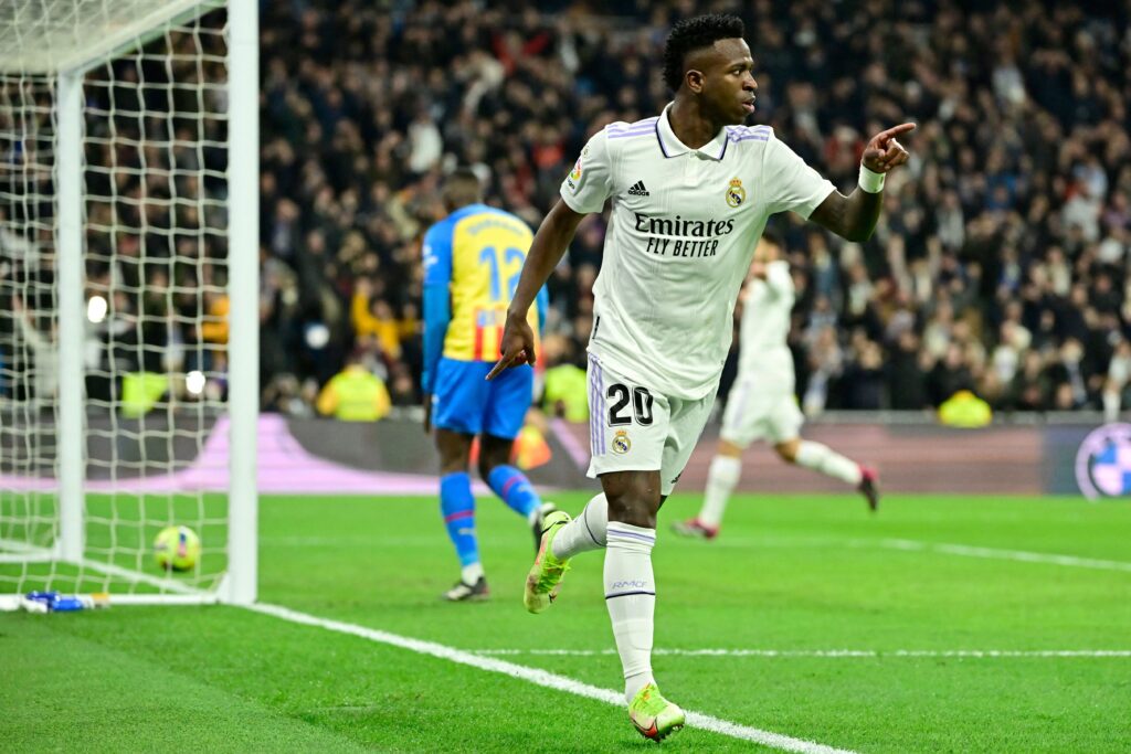 Vinícius Júnior comemora gol pelo Real Madrid contra o Valencia; time espanhol pode ser adversário do Flamengo no Mundial