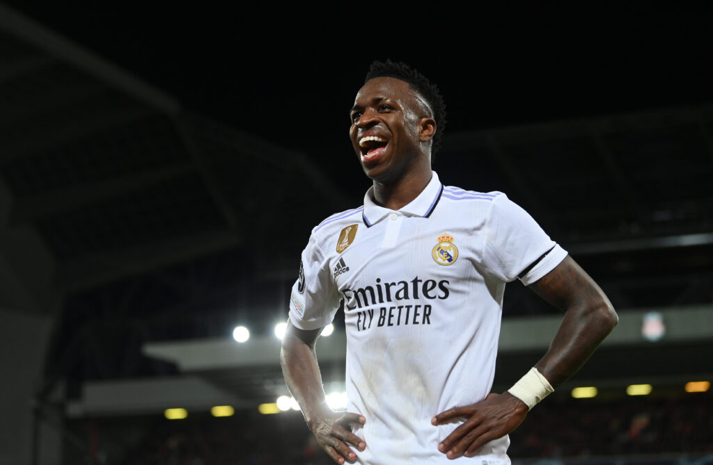 Vinícius Júnior pelo Real Madrid contra o Liverpool na Champions League; Garoto do Ninho recebeu elogios do técnico Carlo Ancelotti