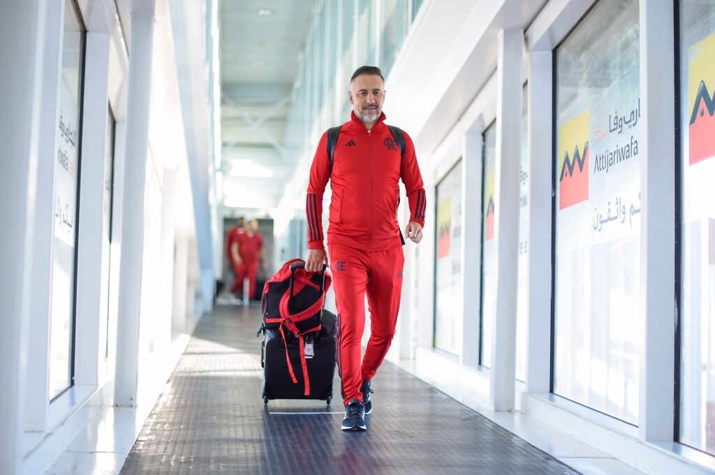 Vitor Pereira no desembarque do Flamengo no Marrocos; treinador e Everton Ribeiros exaltaram festa da torcida antes da viagem para o Mundial