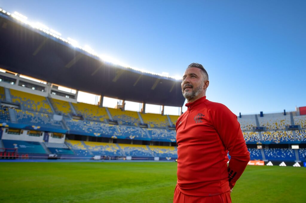 Vitor Pereira em treino do Flamengo; treinador está em risco no cargo, Tite ganha força, jogo contra o fluminense e as últimas notícias