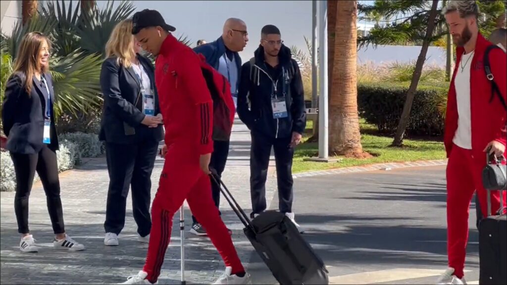 Victor Hugo chega ao Marrocos de muleta para acompanhar Flamengo no Mundial de Clubes