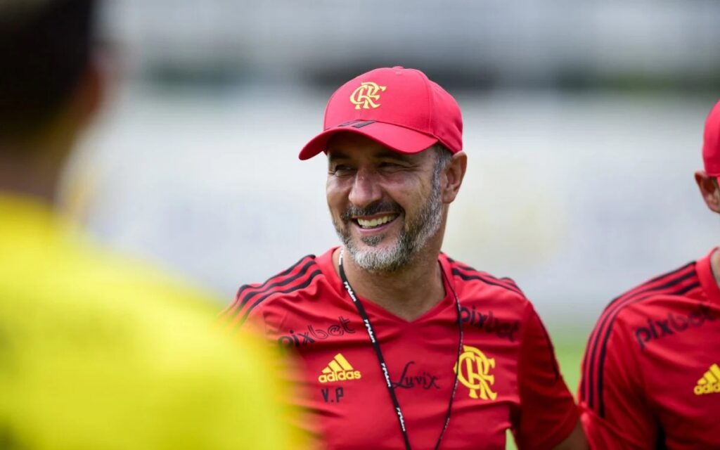 Vitor Pereira pretende fazer apenas uma mudança na escalação contra o Aucas