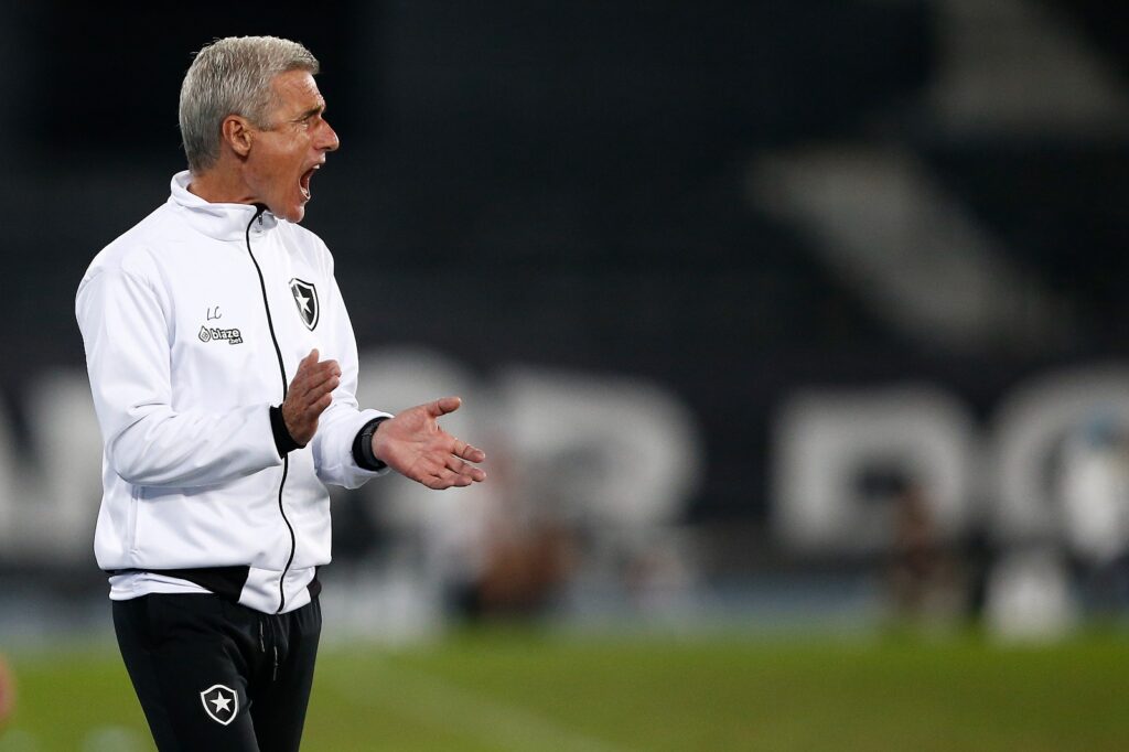 Treinador do Botafogo, Luís Castro criticou presença da polícia em campo no clássico contra o Flamengo