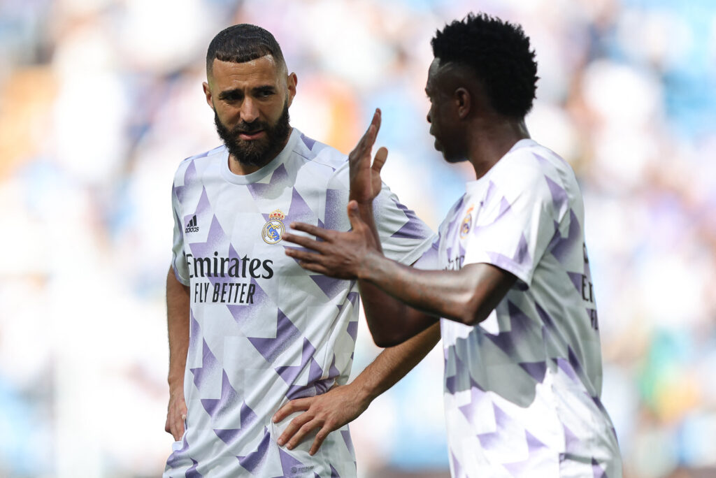 Benzema e Vinícius Júnior em campo pelo Real Madrid