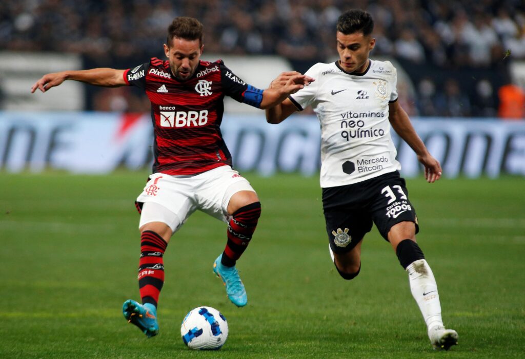 Everton Ribeiro e Fausto Vera, em Flamengo x Corinthians