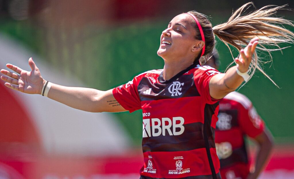 Crivelari comemora gol pelo Flamengo; time venceu o Atlético-MG no Brasileirão Feminino