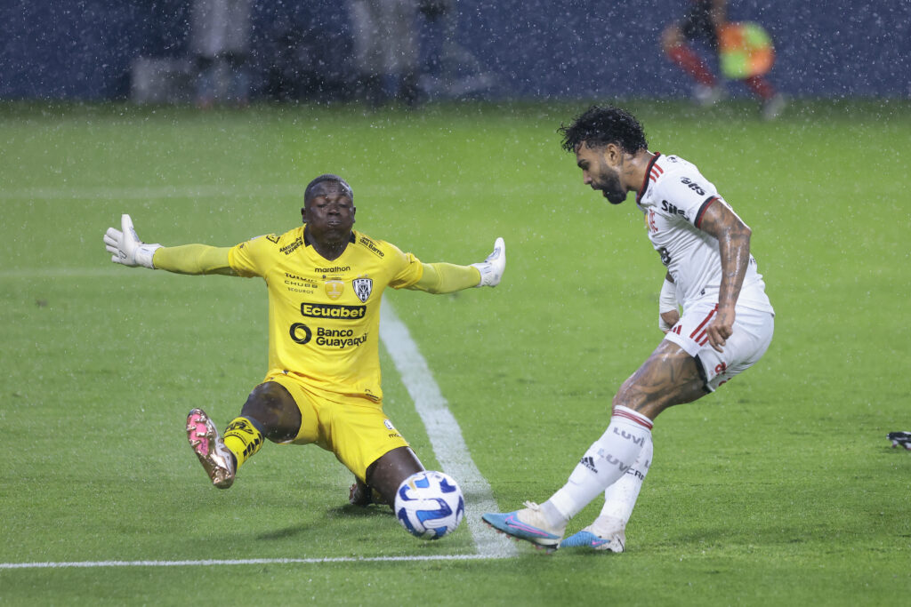 Gabigol do Flamengo contra o Del Valle. Foto: Franklin Jacome/Getty Images