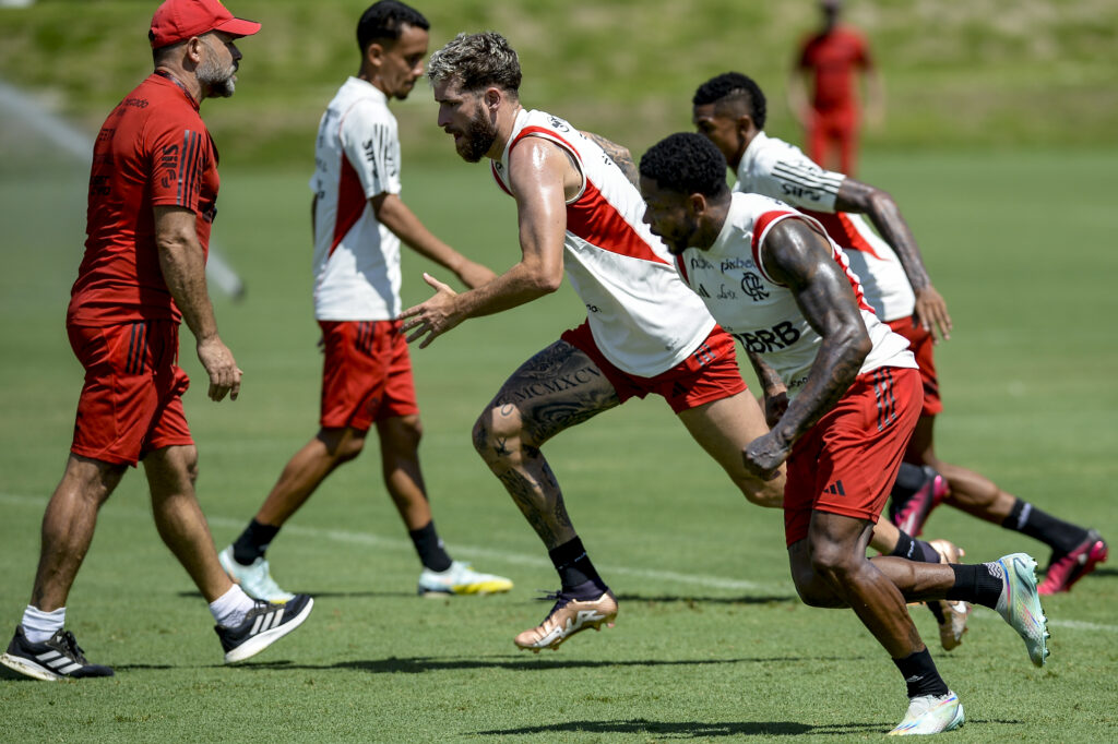 Jogadores do Flamengo em treino no Ninho do Urubu; preparação para primeiro jogo da final do Carioca, UOL barrado no CT, vitória no NBB e as últimas notícias