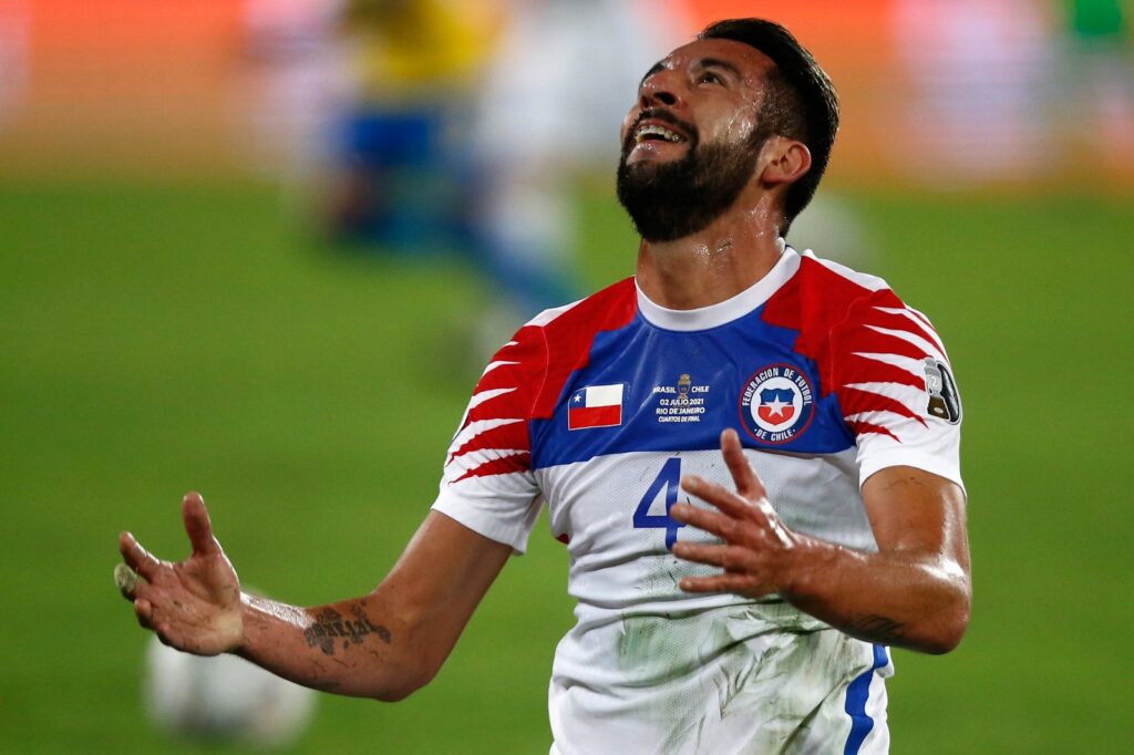 Mauricio Isla apelou para o Flamengo para ir de encontro a críticas recebidas na Universidad Católica