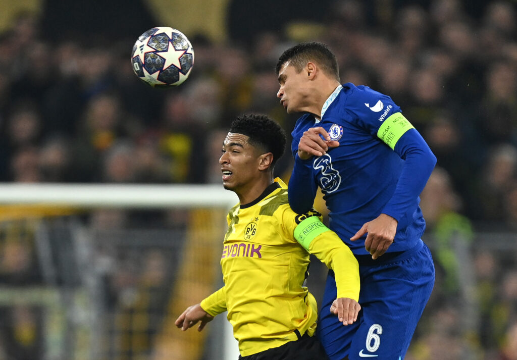 Thiago Silva e Bellingham disputam bola em Chelsea x Borussia Dortmund