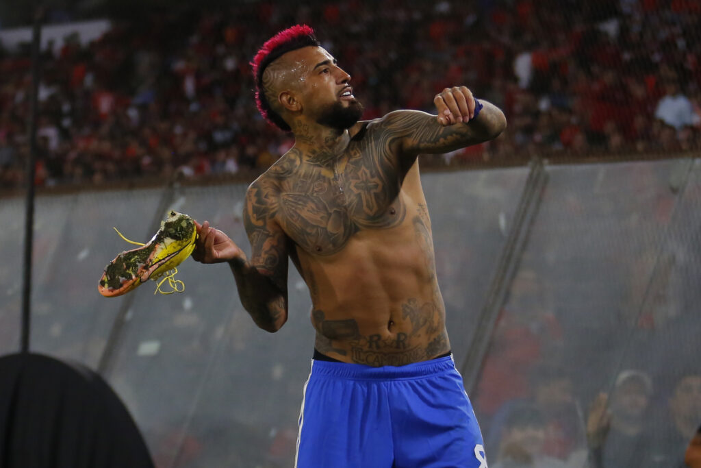 Arturo Vidal do Flamengo atende fãs no Chile