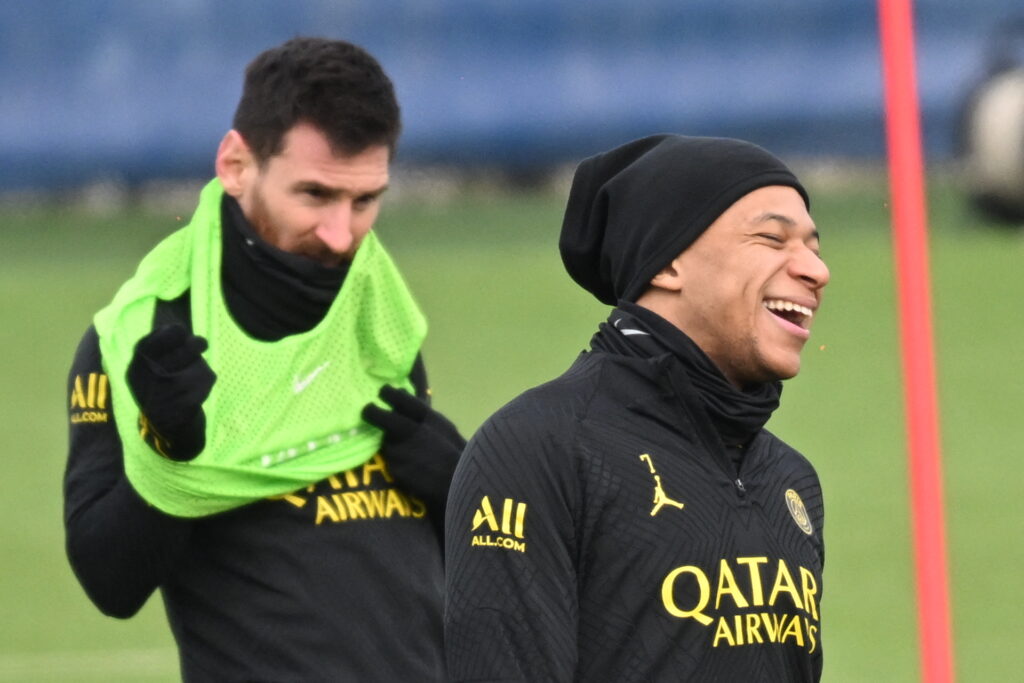 Mbappé e Messi em treino do PSG