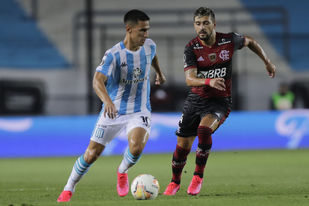 Matías Rojas, do Racing, e Arrascaeta do Flamengo