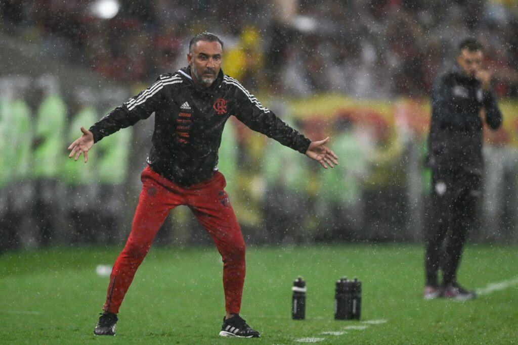 Vitor Pereira em jogo do Flamengo; treinador admitiu se incomodar com vazamentos de escalação no Flamengo