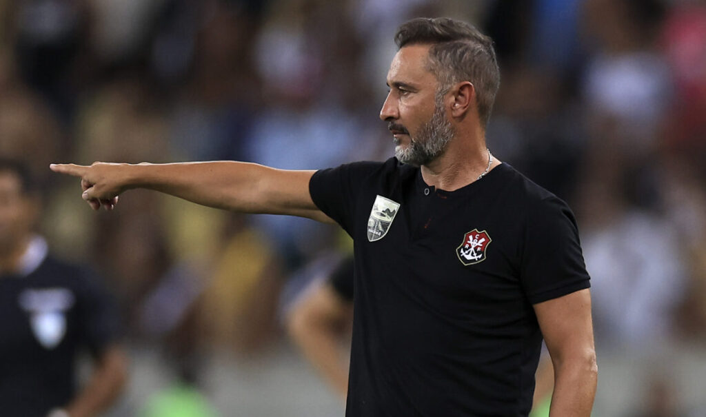 Vitor Pereira em jogo do Flamengo; treinador admitiu possibilidade de poupar jogadores na Libertadores