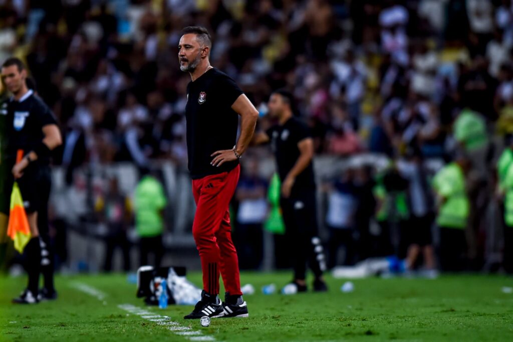 Vitor pereira no clássico Flamengo e vasco; Mengão venceu por 3 a 2 e terá vantagem no jogo de volta da semifinal do Carioca