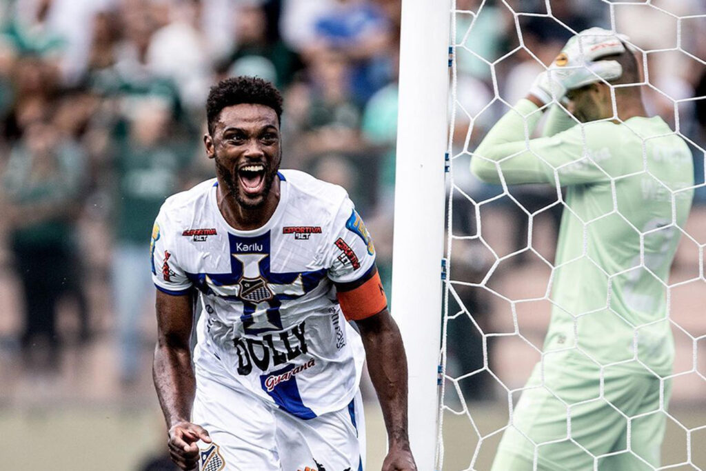 Bruno Mezenga comemora gol pelo Água Santa; ex-jogador do Flamengo encaminhou acerto com o Santos