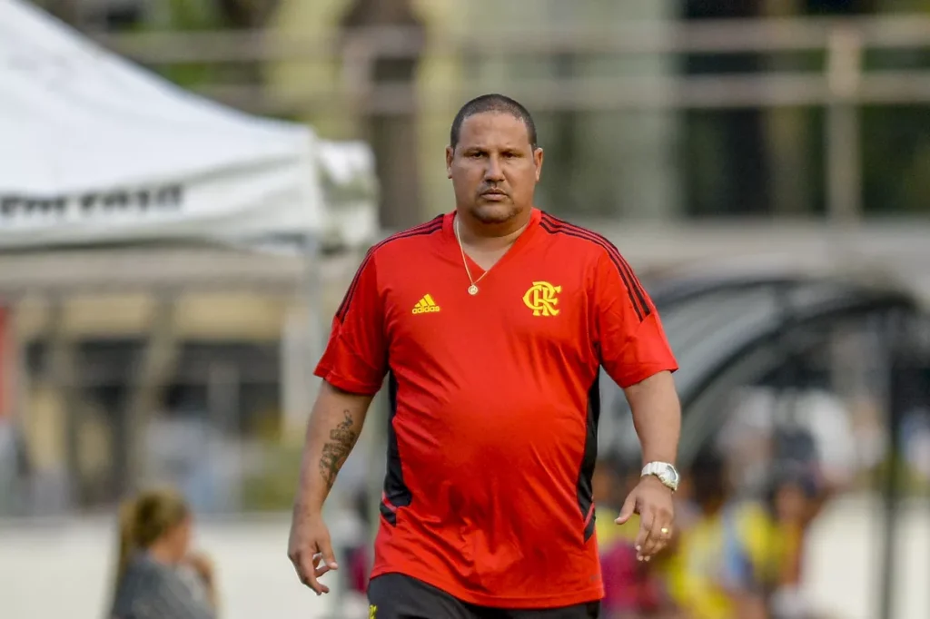 Mário Jorge em jogo do Flamengo; treinador concedeu entrevista após derrota na Copa do Brasil