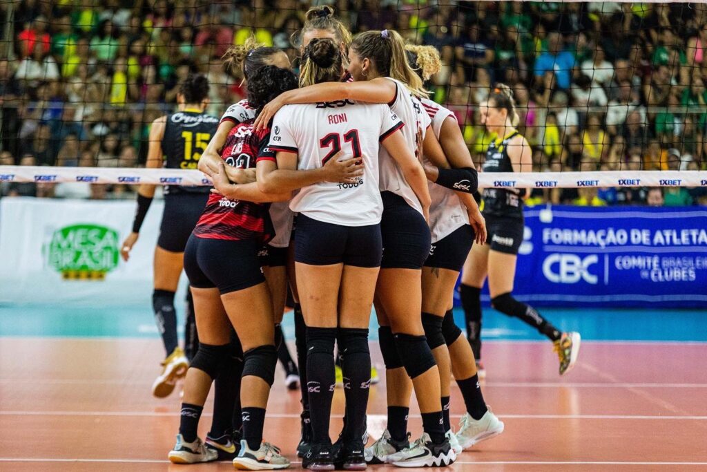 Time do Flamengo no jogo contra o Praia Clube na Superliga