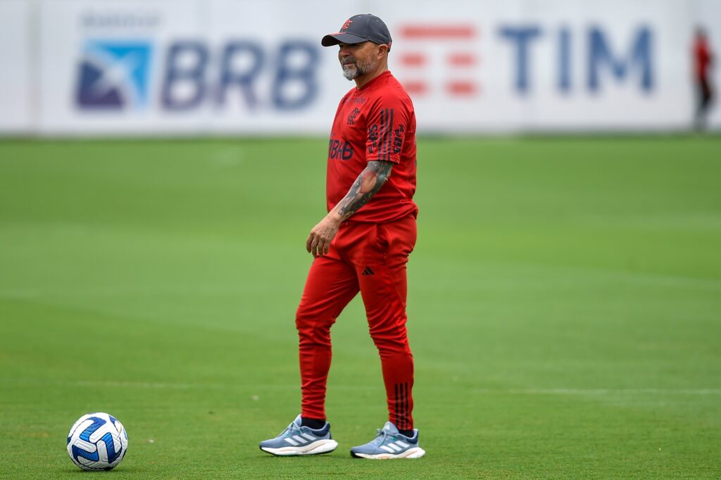 Sampaoli em treino do Flamengo; treinador não definiu time titular para enfrentar o Cruzeiro, pelo Brasileirão