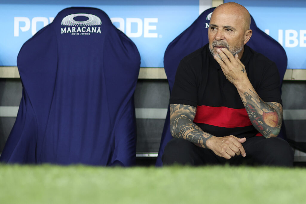 Sampaoli sentado no banco de reservas durante Flamengo x Ñublense; treinador comanda o time contra o Internacional no Brasileirão