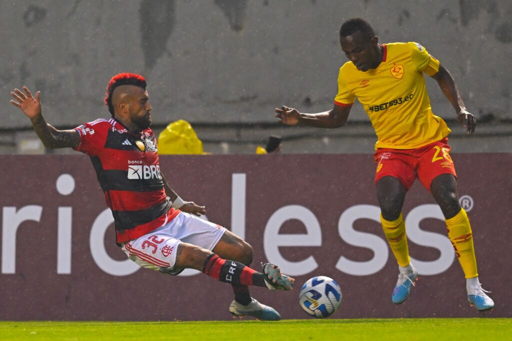 Vidal em jogo do Flamengo contra o Aucas na Libertadores; vitor pereira recebe pedidos para sair do flamengo e as últimas notícias