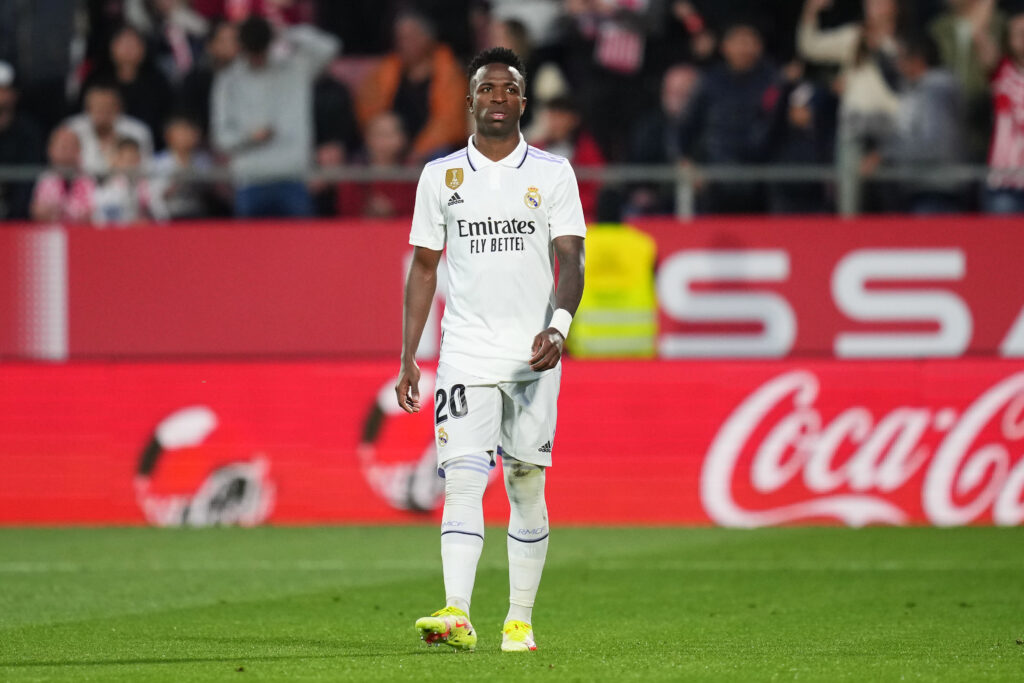 Vinícius Júnior em campo pelo Real Madrid; jogador revelado pelo Flamengo cobrou La Liga após sofrer novos ataques racistas