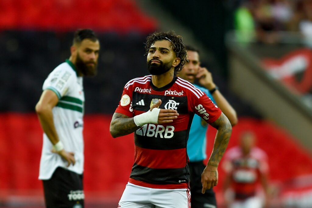 Gabigol xinga torcedores ao ser cobrado em aeroporto