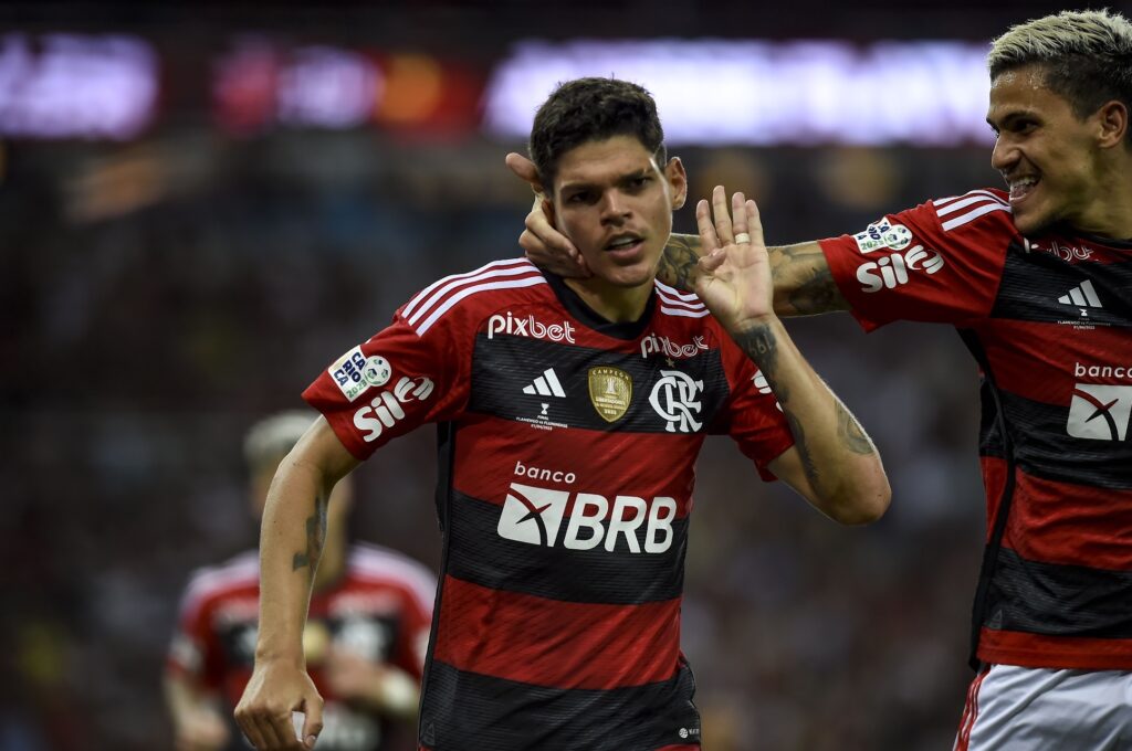 Ayrton Lucas em campo pelo Flamengo