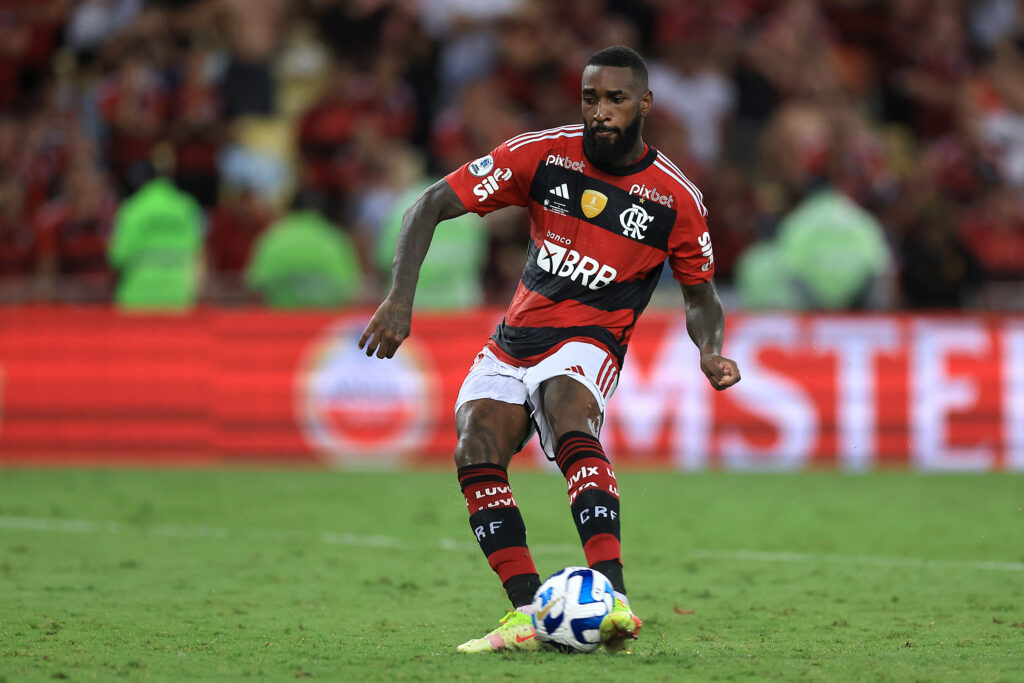 Gerson em campo pelo Flamengo na Recopa; marca da Luvix ainda aparecia no meião dos jogadores, clube acionou justiça contra ex-patrocinador