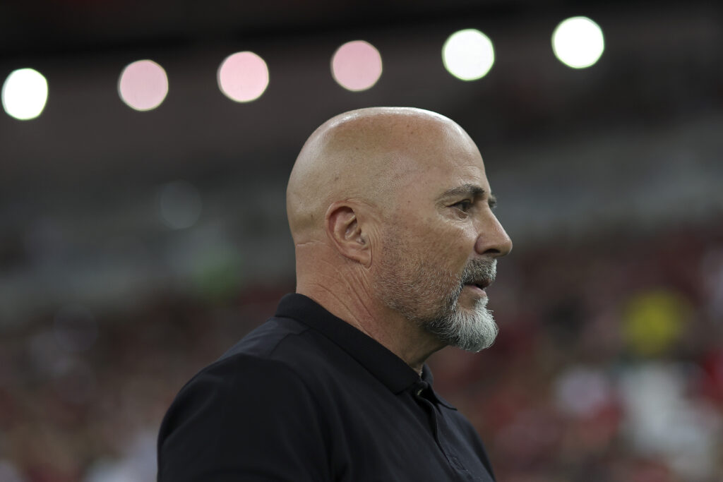 Jorge Sampaoli no comando do Flamengo; técnico comando o time contra o Botafogo neste domingo