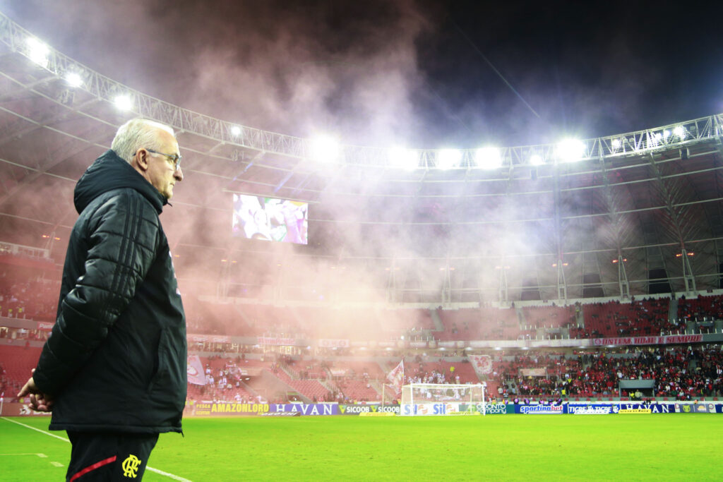 Dorival Júnior, assim como Jorge Sampaoli, perdeu para o Internacional no início de trabalho pelo Flamengo