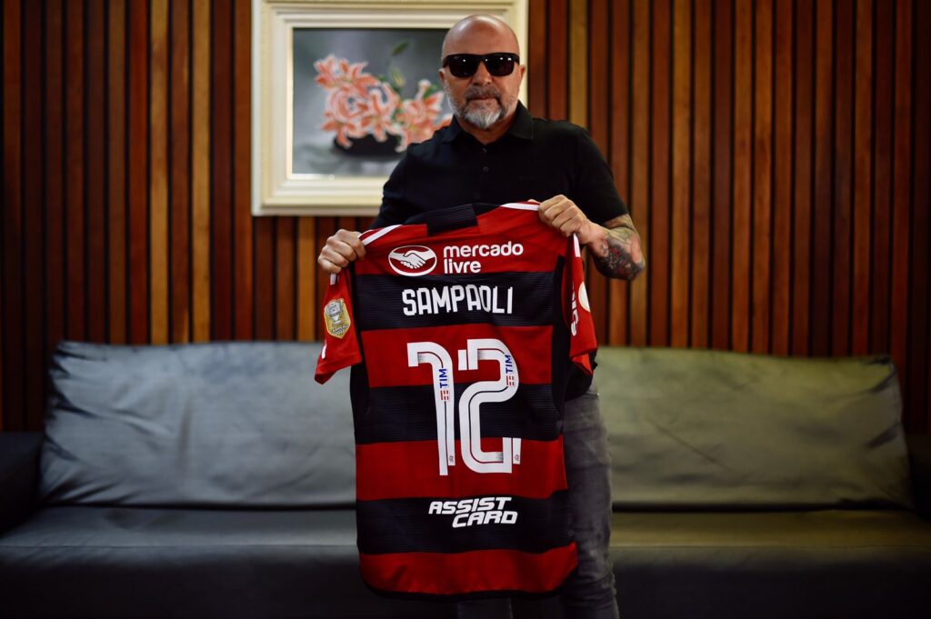 sampaoli com camisa do flamengo