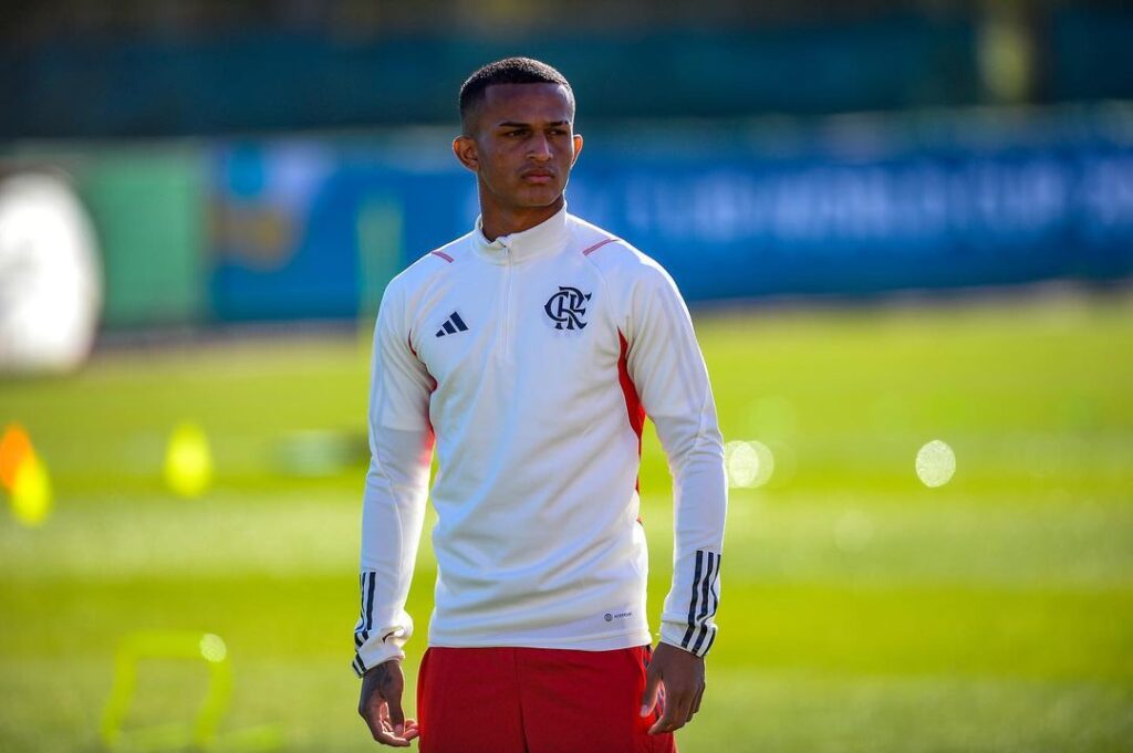 Wesley em treino do Flamengo; representante do atleta negou consulta do Benfica pelo lateral