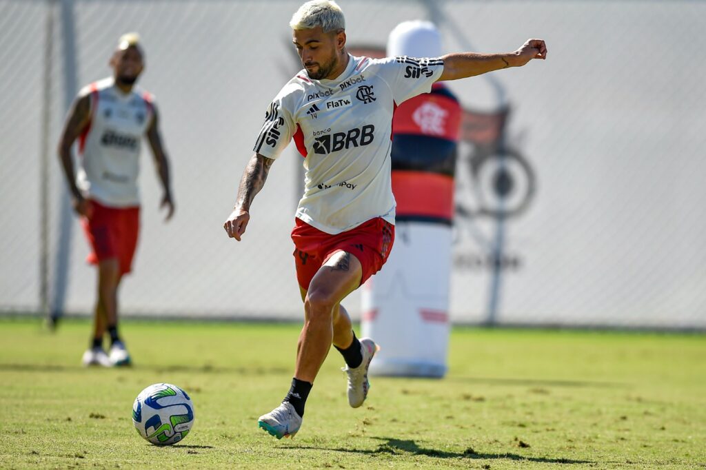 Arrascaeta em treino do Flamengo; Sampaoli escalou Pedro e Varela entre os titulares no treinamento para enfrentar o Corinthians