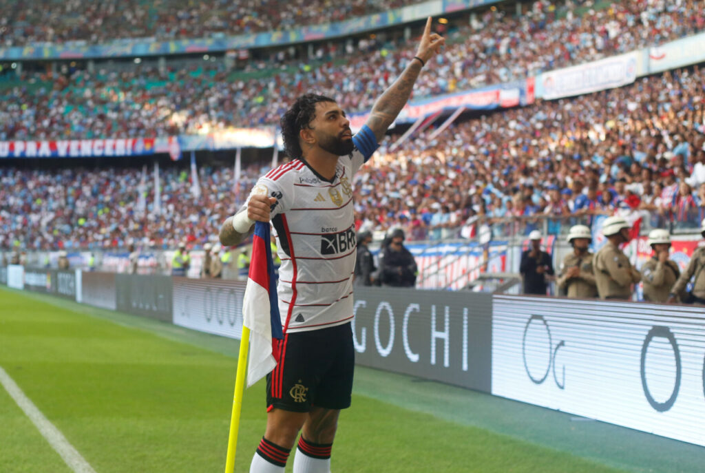 Gabigol na bandeirinha de escanteio da Fonte Nova, estádio do Bahia; Flamengo domina histórico do confronto com o Bahia