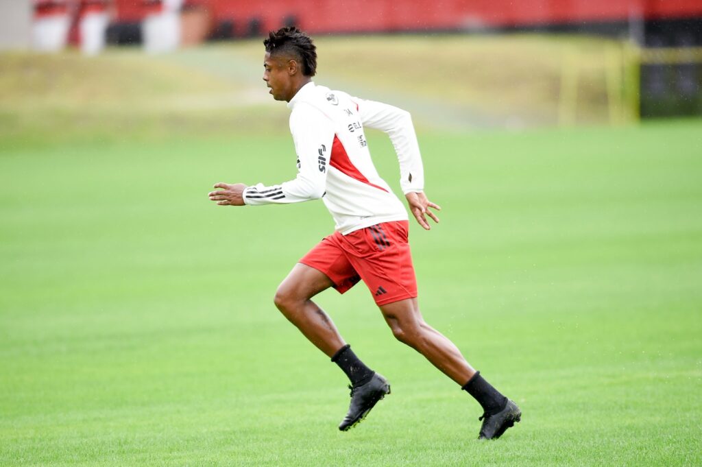 Bruno Henrique em treino do Flamengo; jogador pode retornar contra o Fluminense na Copa do Brasil