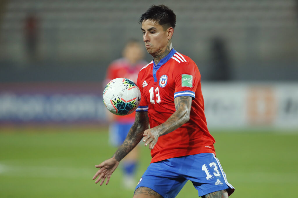 Erick Pulgar em campo pela Seleção do Chile; Flamengo de Sampaoli costuma sofrer sem o volante