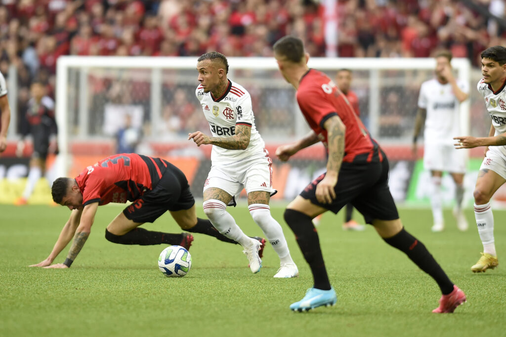 Com a derrota deste domingo contra o Athletico-PR na Arena da Baixada, torcedores se preocupam com o desempenho do Flamengo para a temporada