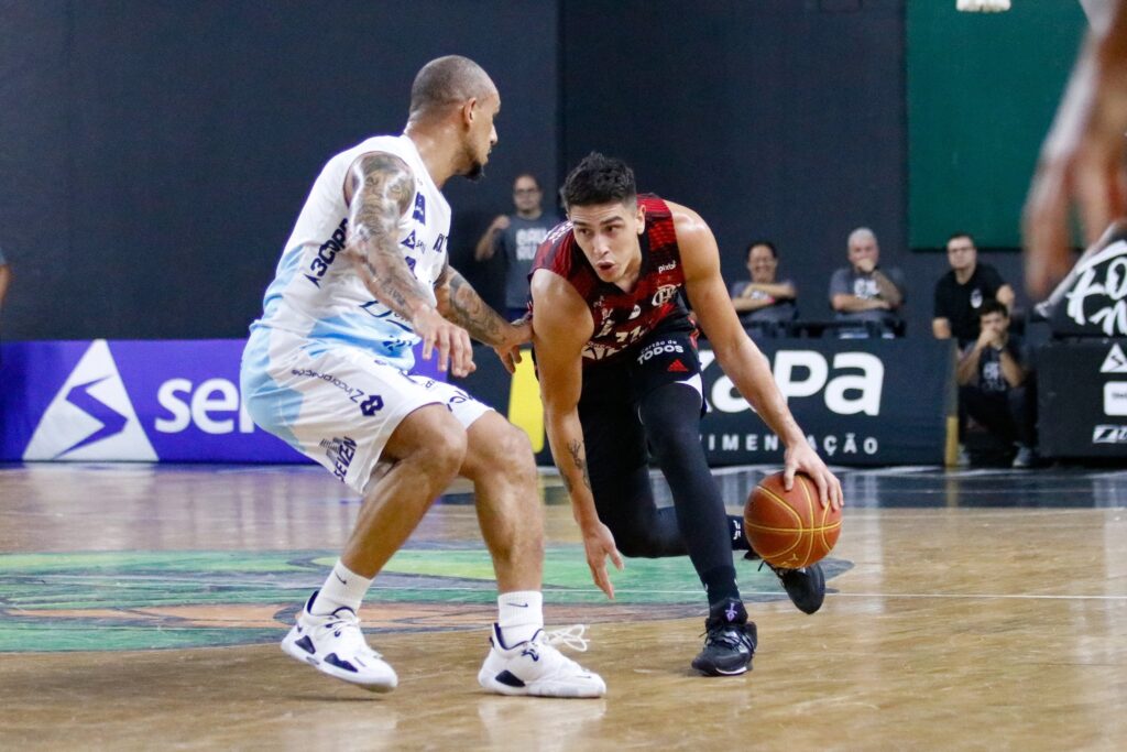 Flamengo vence o Bauru e está perto da semifinal do NBB